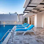 2 Bedroom With Private Pool * קלקן